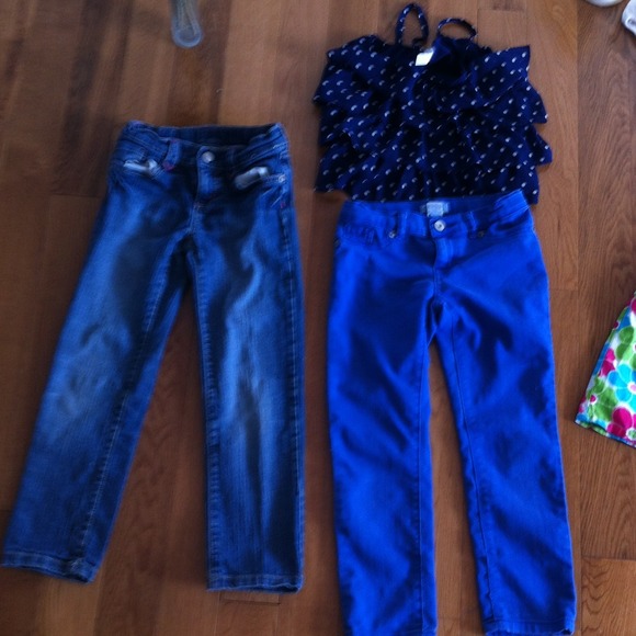 Strap shirt two pairs of jeans