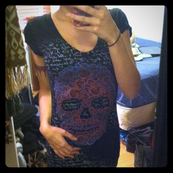 Rose skull v neck