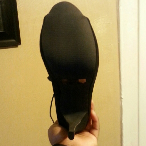 Black lace up pumps! - Picture 3 of 4