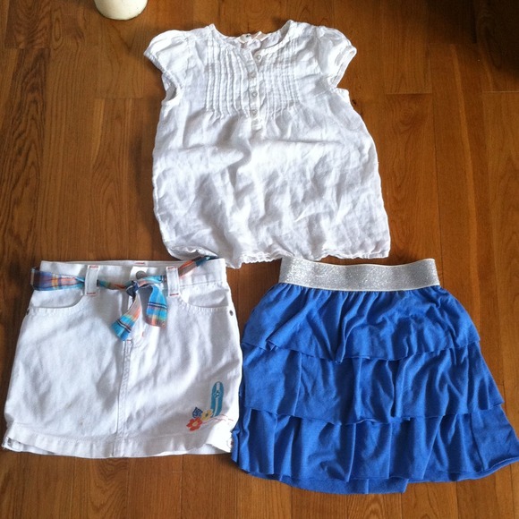 White short sleeve shirt with two skirts