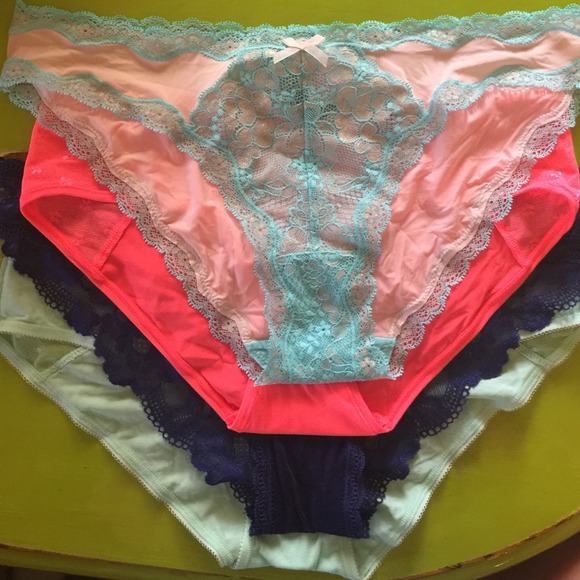 💰SOLD!💰LOT OF VICTORIA'S SECRET UNDIES - Picture 2 of 4