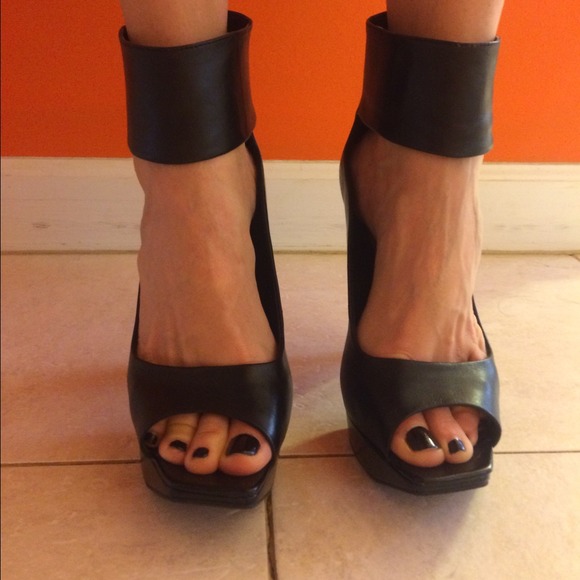 Jessica Simpson platform heel.