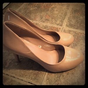 Nude patent faux leather heels pumps
