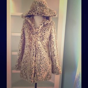 GORGEOUS, WARM AND STYLISH CHEETAH COAT  NWT