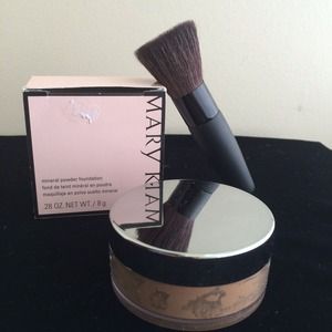 Mary Kay mineral powder foundation and brush! NEW!