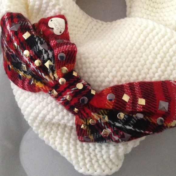 NWT Betsey Johnson Snood - Picture 2 of 3