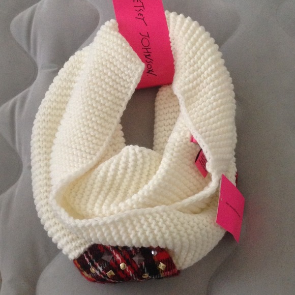 NWT Betsey Johnson Snood - Picture 3 of 3