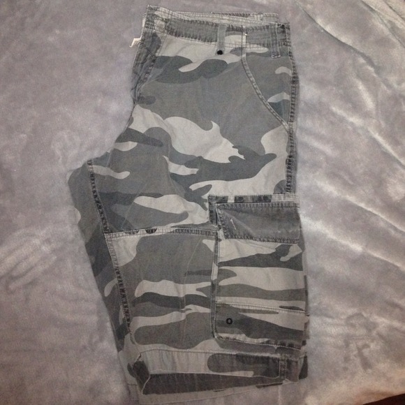 Men's black/grey camouflage cargo shorts