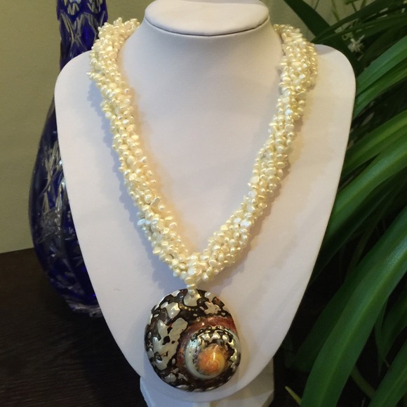 πHPπNWOT 19" Pearls & Turbo Sarmaticus Necklace - Picture 2 of 2