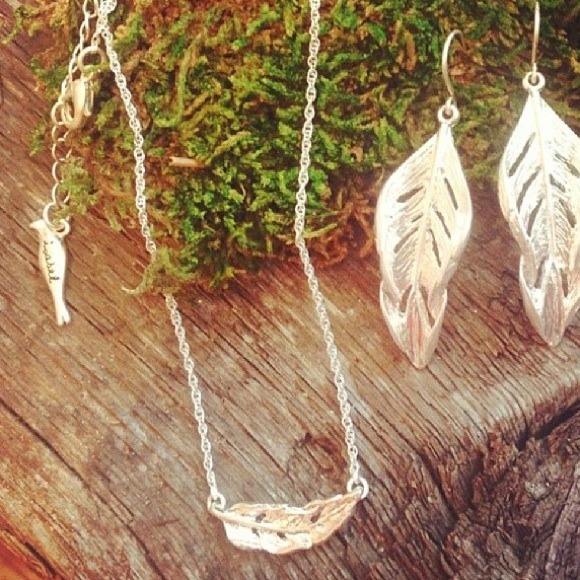 Chloe + Isabel Sculpted Feather Pendant Necklace