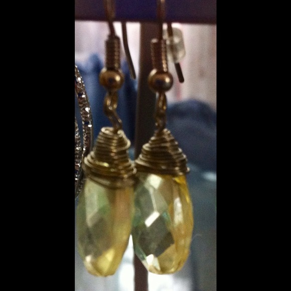Pretty topaz color dangling earrings