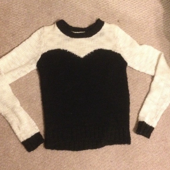 Cute black and white sweater !(: