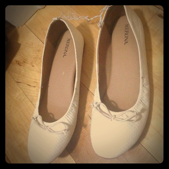 Simple cute White flats