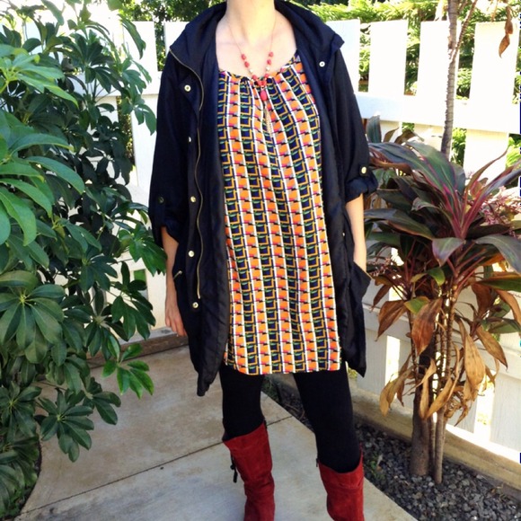 ‼️SALE‼️Love the lace detail on the sleeves! - Picture 2 of 4