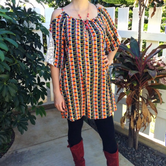 ‼️SALE‼️Love the lace detail on the sleeves! - Picture 3 of 4