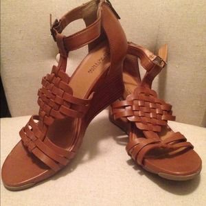Kenneth Cole Reaction tan wedge sandals