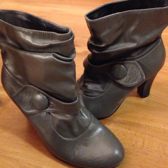 Yoki grey ankle booties, gently used, 7.5.