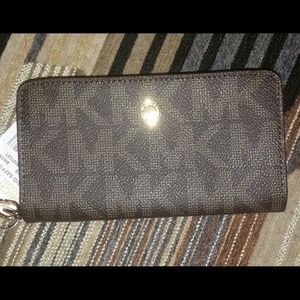 Michael kors wristlet