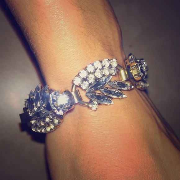 :::on hold::::Beautiful gold  braclet NWOT