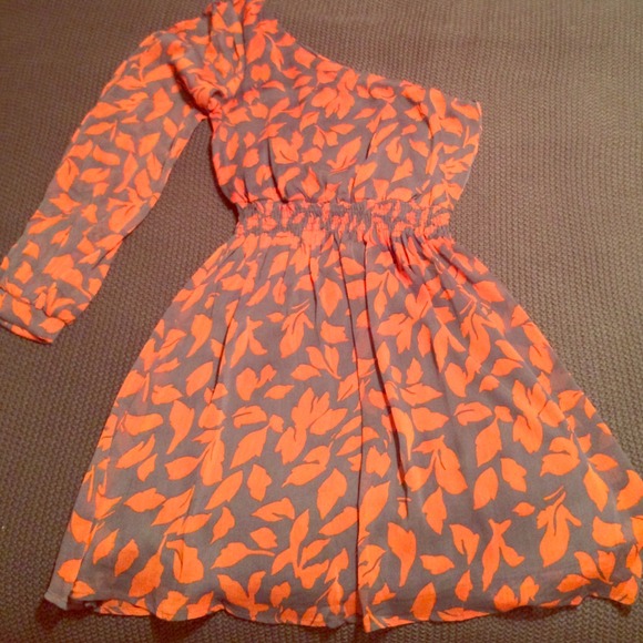 One shoulder, cold shoulder detail, belt included!