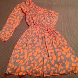 One shoulder, cold shoulder detail, belt included!