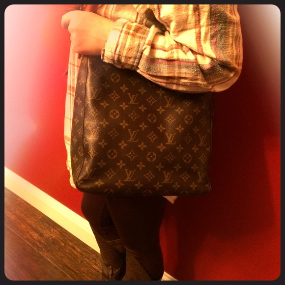 Louis Vuitton looped handbag