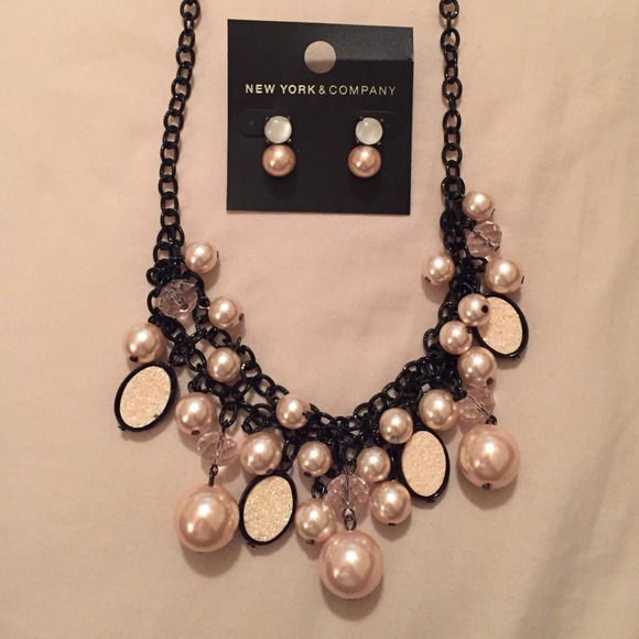 ⬇️SALE⬇️ Pink pearl w/ earrings