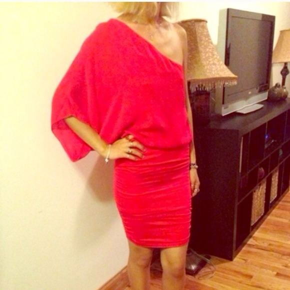 🎉🎉🎉 sexy red alice + olivia dress!