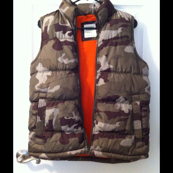 Old Navy BOYS puffy camo vest