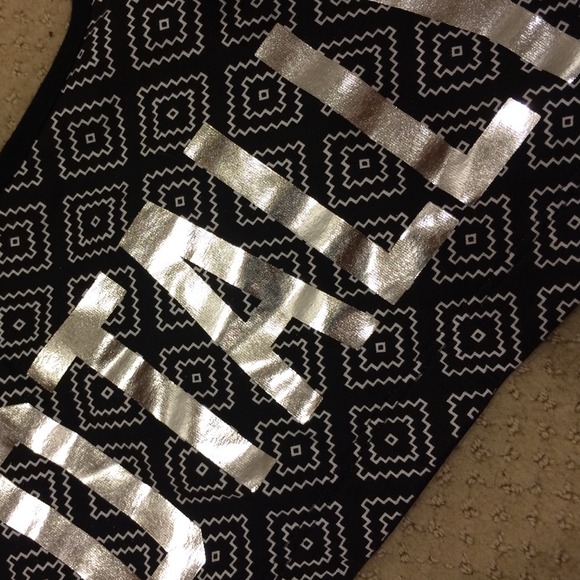 🎁Bundled NWT VS Pink metallic aztec sports bra - Picture 4 of 4