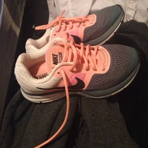 5.5 coral and gray nikes