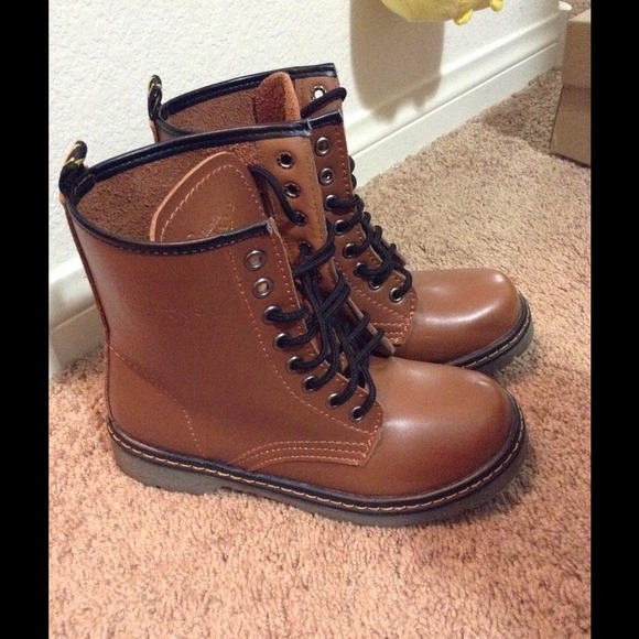 Size 7.5 Boots Brown