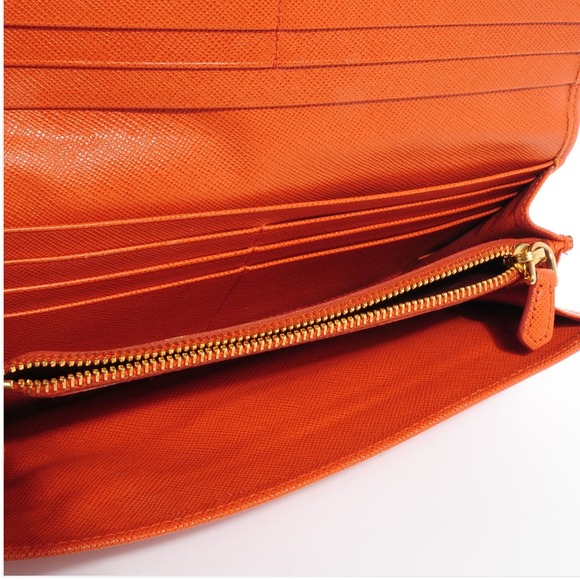 SOLD Prada Quilted Saffiano Wallet - Picture 2 of 4