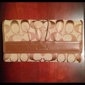COACH Signature Soho Pleated Khaki/Brown Wallet