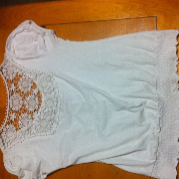 White ruffled t-shirt with lace back. - Picture 2 of 4
