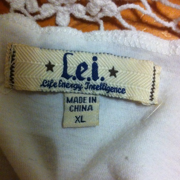 White ruffled t-shirt with lace back. - Picture 3 of 4