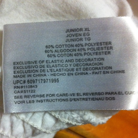 White ruffled t-shirt with lace back. - Picture 4 of 4