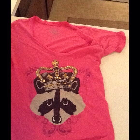 Pink fitted top with raccoon