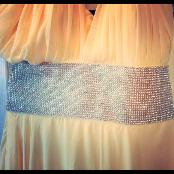 Yellow gown - Picture 2 of 4