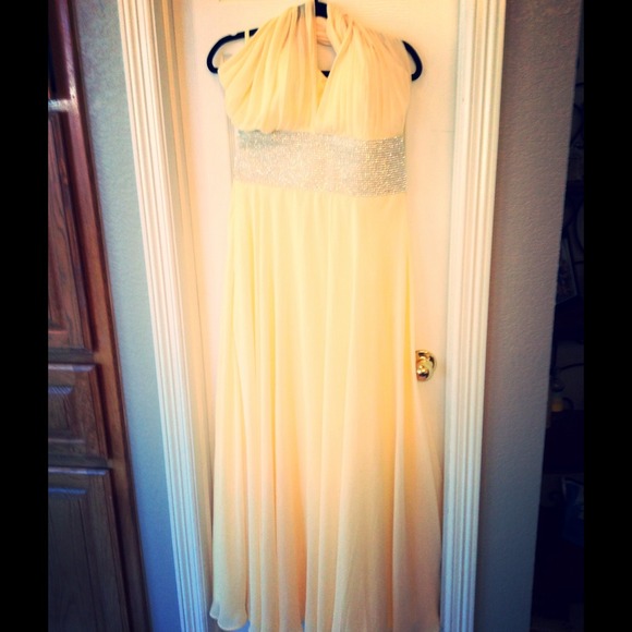 Yellow gown - Picture 3 of 4