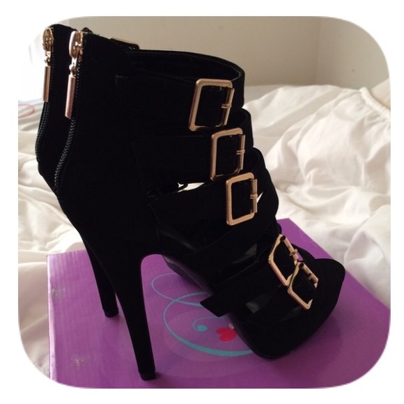 ๐BRAND NEW IN BOX Black Heels - Picture 2 of 3
