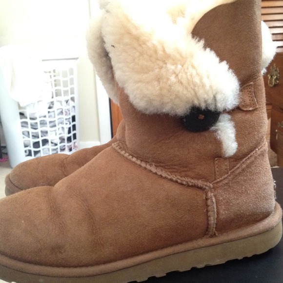 Chestnut Bailey button uggs!