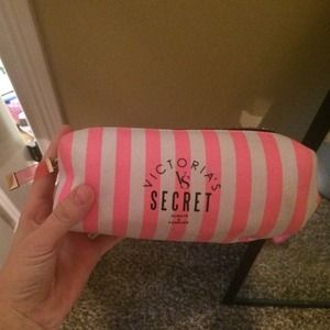 VS makeup bag. Great condition. Never been used.