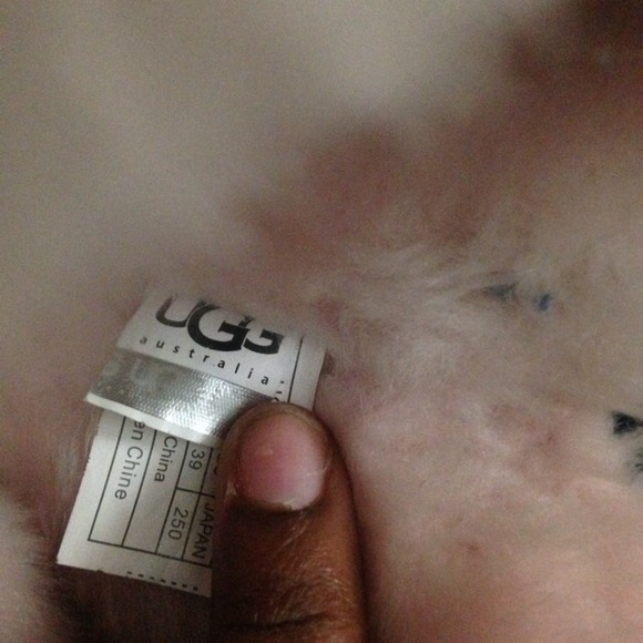 Pink bailey button uggs - Picture 4 of 4