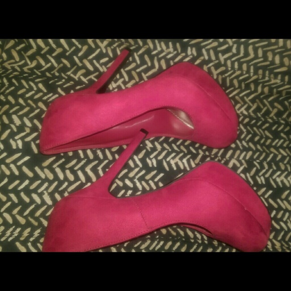 Red Heels💕 - Picture 2 of 4