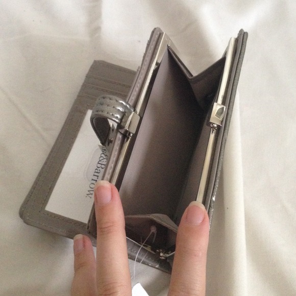 ✖️SOLD✖️ Silver Wallet - Picture 3 of 4