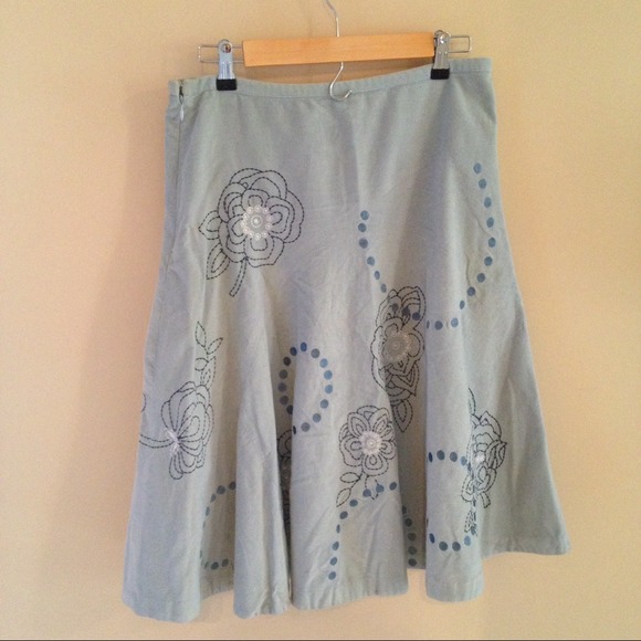 Gorgeous skirt with embroidery! - Picture 2 of 5