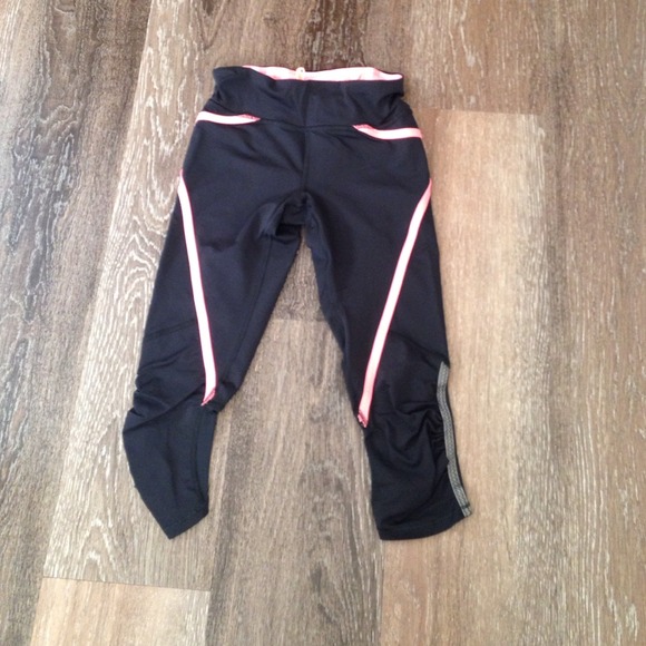 🎀size 2 Lululemon crops🎀