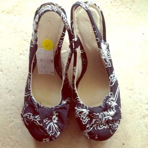 Super cute wedge heels ! 💕