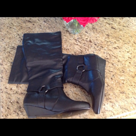 NWOT beautiful boots - Picture 2 of 3